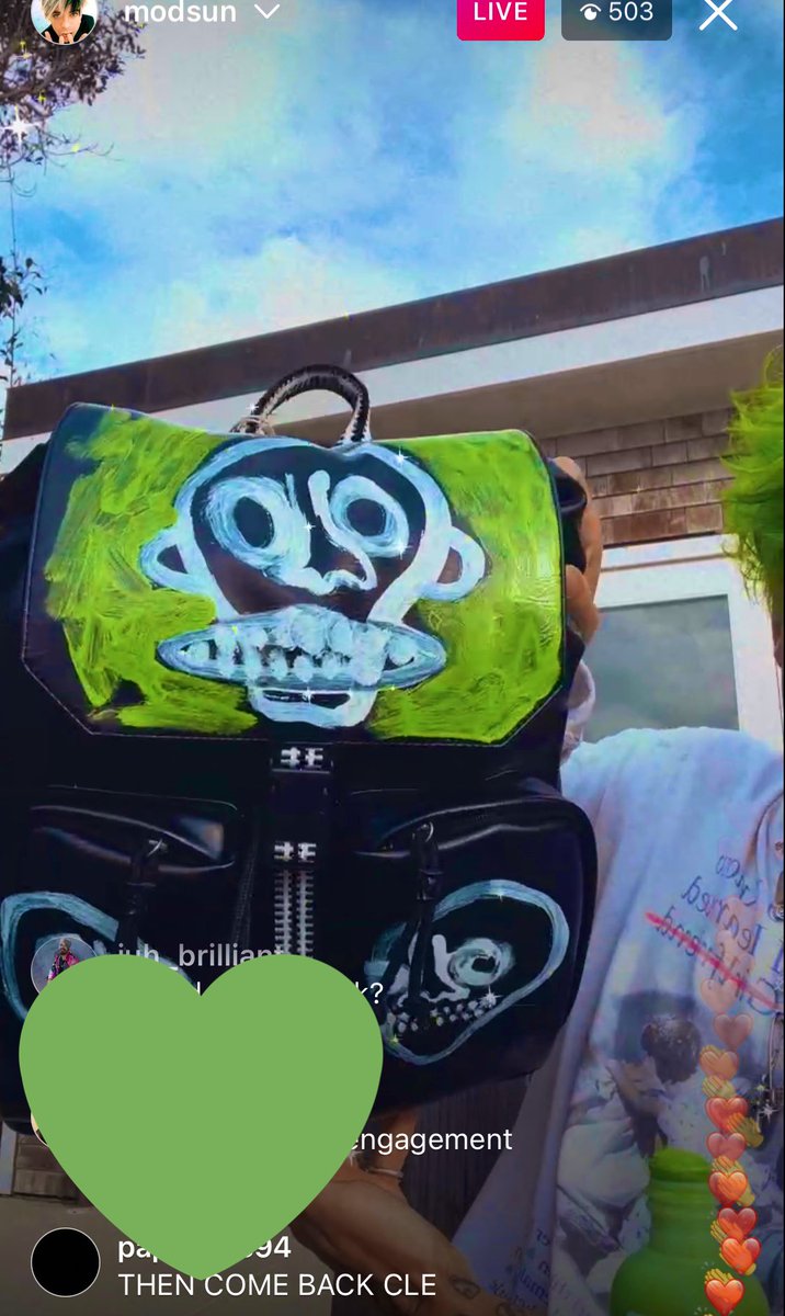 QueenT13XX's tweet photo. Loved watching @modsun just chilling painting his bag,talking about his tour and new music yesterday! Love that bag and your green hair bro 🖤💚🖤💚🤘🏻#mosun can’t wait for #goodmourning @machinegunkelly https://t.co/FoxCf6Pe41