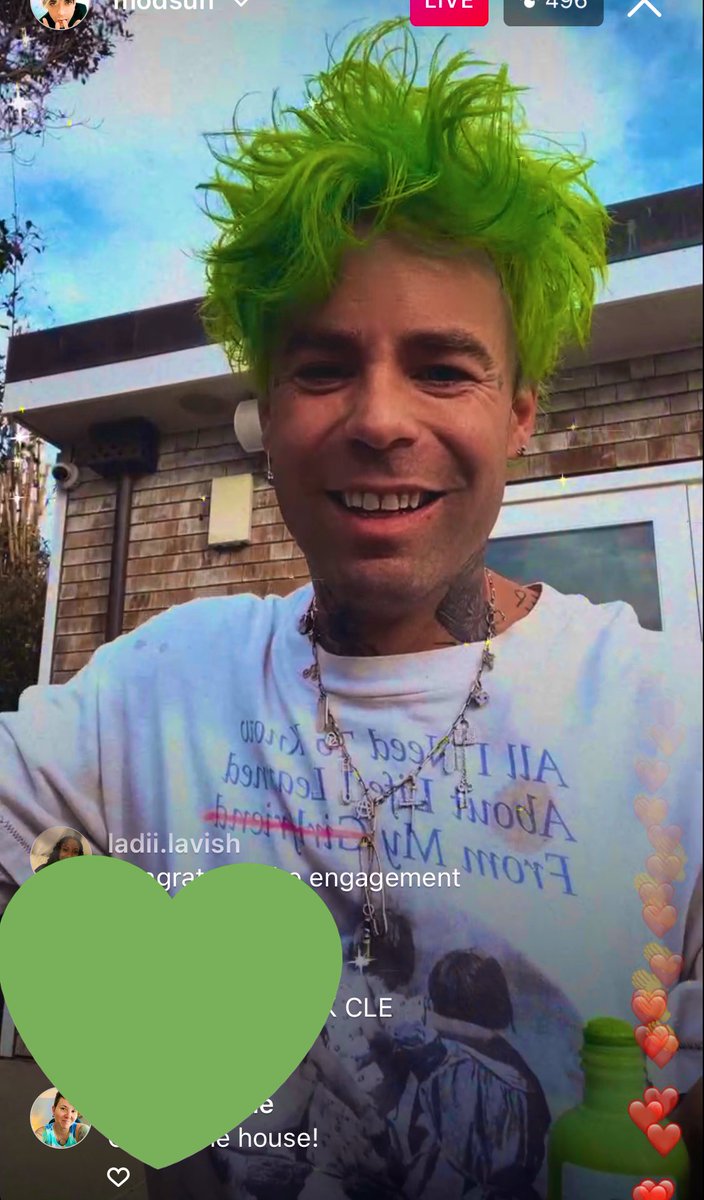 QueenT13XX's tweet photo. Loved watching @modsun just chilling painting his bag,talking about his tour and new music yesterday! Love that bag and your green hair bro 🖤💚🖤💚🤘🏻#mosun can’t wait for #goodmourning @machinegunkelly https://t.co/FoxCf6Pe41