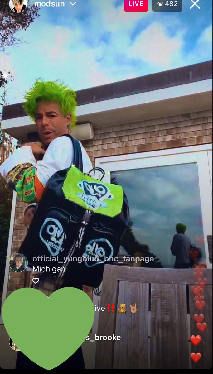 QueenT13XX's tweet photo. Loved watching @modsun just chilling painting his bag,talking about his tour and new music yesterday! Love that bag and your green hair bro 🖤💚🖤💚🤘🏻#mosun can’t wait for #goodmourning @machinegunkelly https://t.co/FoxCf6Pe41