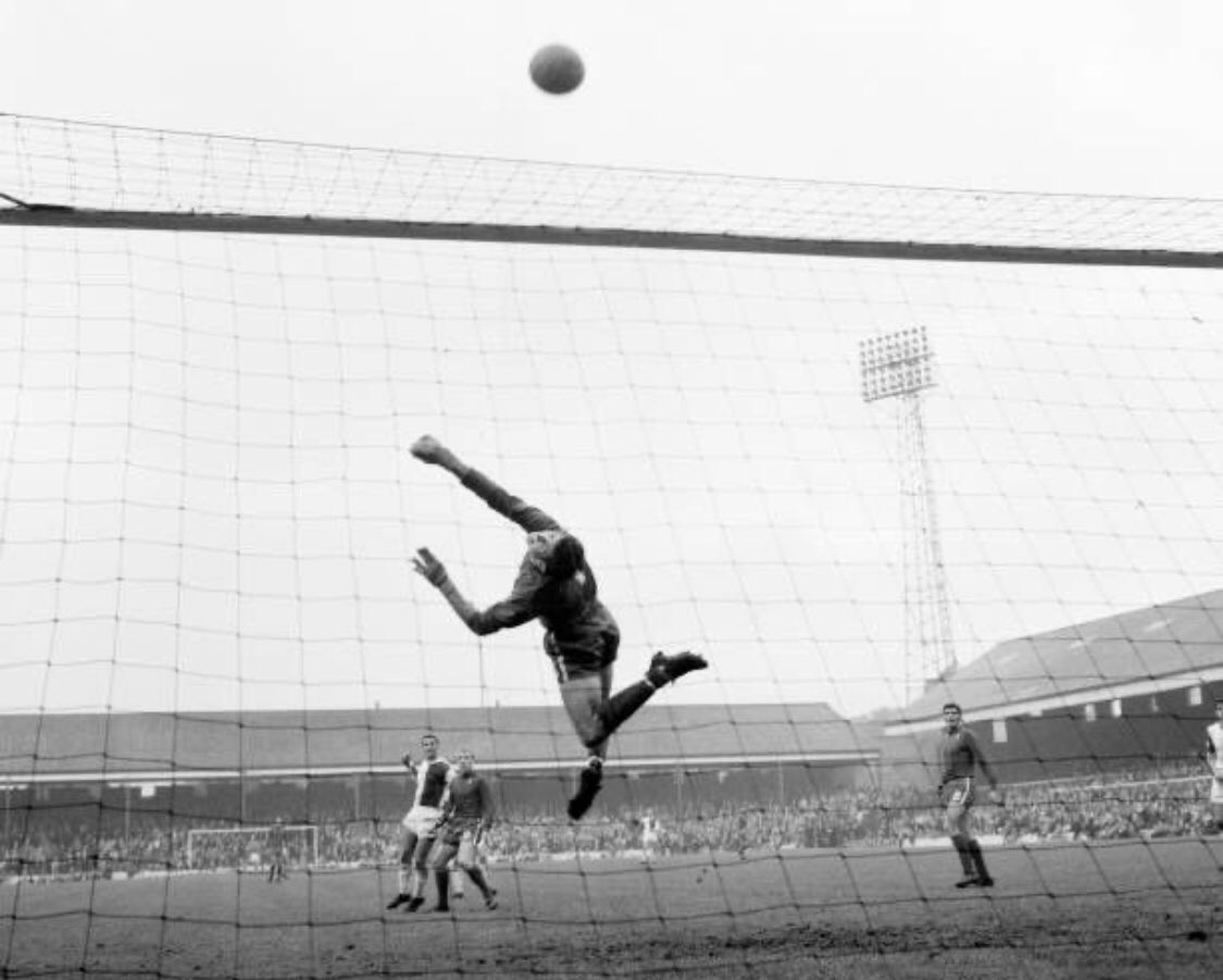 FootballPastPr1's tweet photo. #Blackburn 0 Chelsea 1 in Oct 1965 at #EwoodPark. #Chelsea keeper #PeterBonetti makes a great save in Division 1 #rovers #CFC https://t.co/AjnxgXyzah