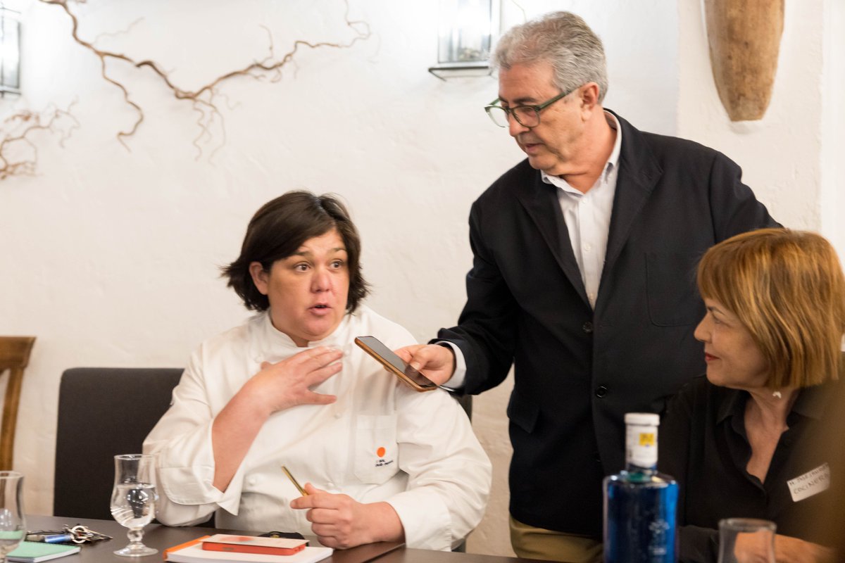 MujeresEnGastro's tweet image. No os perdáis el artículo de @GuiaRepsol del encuentro en Antequera de 'Mujeres con sol en la gastronomía andaluza', más que una cena de altura, un foro en el que se habló de tradición, innovación, vocación, conciliación, sostenibilidad, formación... guiarepsol.com/es/comer/nuest…