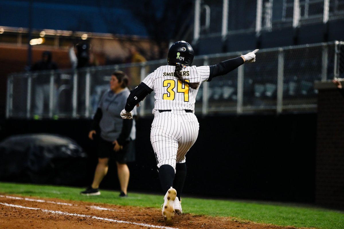 GoShockersSB's tweet photo. 𝗦𝘁𝗿𝗲𝗮𝗸𝗶𝗻' 🔥

During her career-best 7-game hit streak, @JessGarcia34 is hitting .600 (9-for-15) with 4 home runs and 8 RBI. https://t.co/18DYxsV2MI