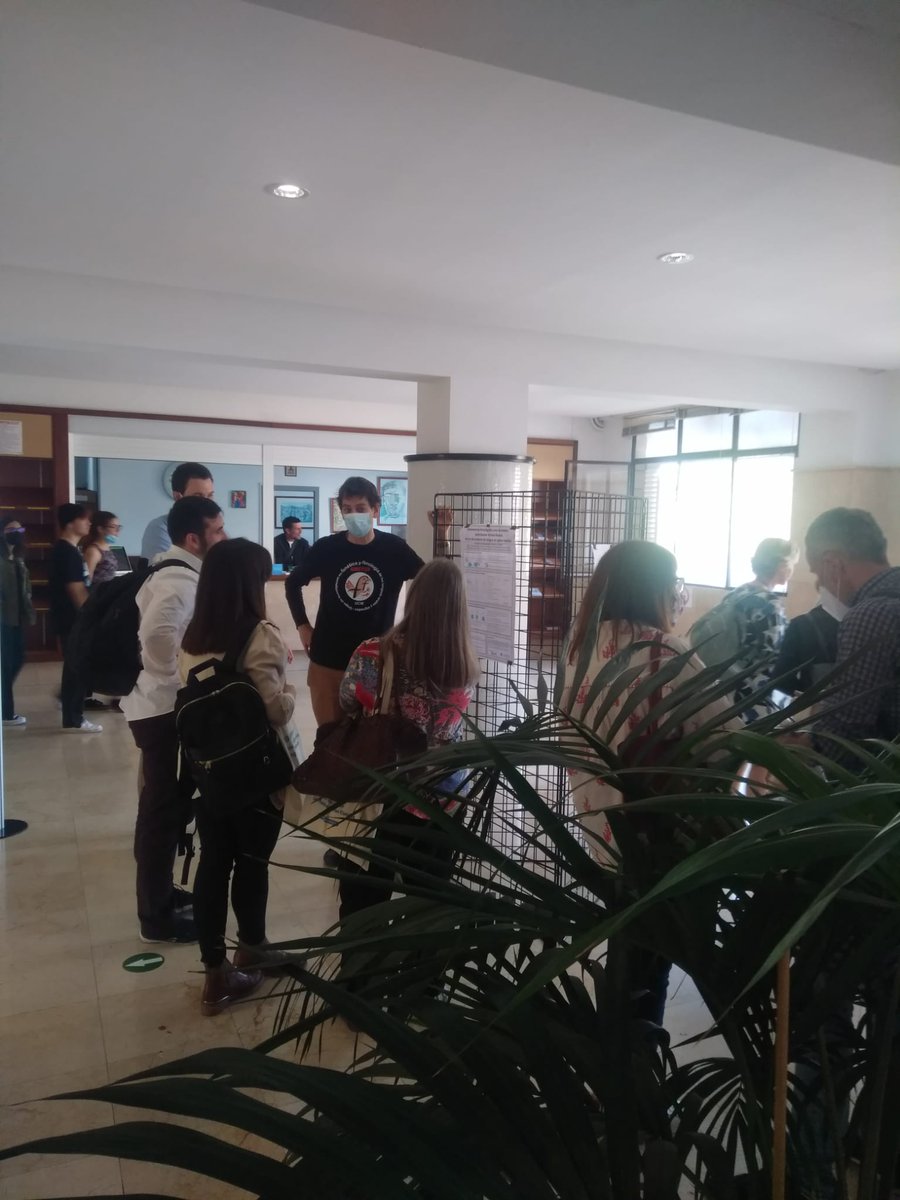 Intercambio de ideas en la primera sesión de pósteres (27.04.2022; 15:30-16:30h). //  Poster Presentations -Session 1.