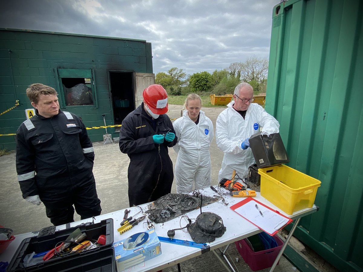 CheshireArson's tweet photo. Day 3 of another @GATR_FIRE Practical FI course.  Lots of good humoured learning! for students from @CornwallFRS @HumbersideFire @BureauVeritasUK @CheshireFire @LondonFire https://t.co/mjBf6GNTA4