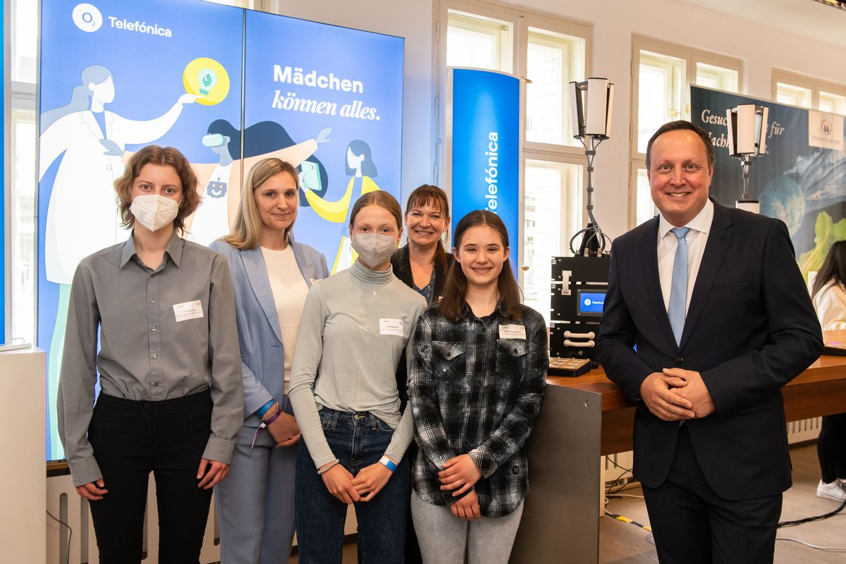 Volle Aufmerksamkeit für die Förderung von Mädchen in #MINT-Berufen: <a href="/Bundeskanzler/">Bundeskanzler Friedrich Merz</a> Scholz mit unserem CEO Markus Haas beim Auftakt des diesjährigen #GirlsDay im <a href="/BASECAMP_debate/">BASECAMP_digital</a>. Beim <a href="/InitiativeD21/">Initiative D21</a> Parcours treffen Schülerinnen weibliche Vorbilder. g.o2.de/uiY