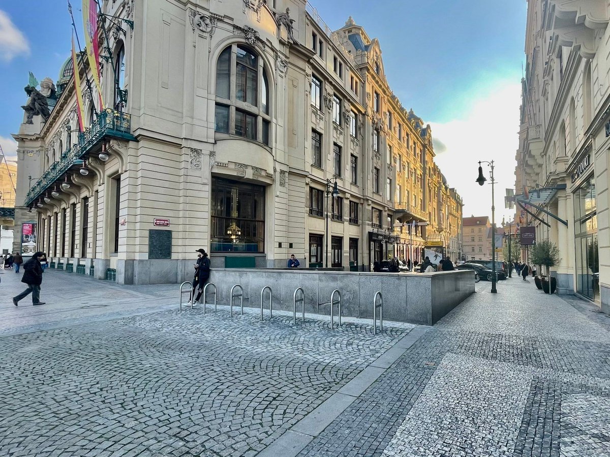 Adam_Scheinherr's tweet photo. Ilegální stánek u náměstí Republiky jsme vyměnili za stojany na kola. Uznejte sami, není to o poznání lepší? 🙂 https://t.co/FejRjOYo0H