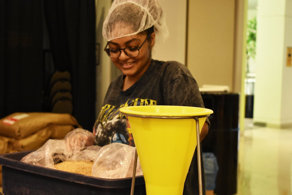 wpunj_edu's tweet photo. Thank you to all the faculty, staff, and students who got together for @Rise2030 π§‘
They joined us in packing thousands of meals that will be delivered globally ππ§‘ Helping the fight against food insecurity πͺπΌ #WeAreWillPower #DoGoodWP https://t.co/Uv665MekHF