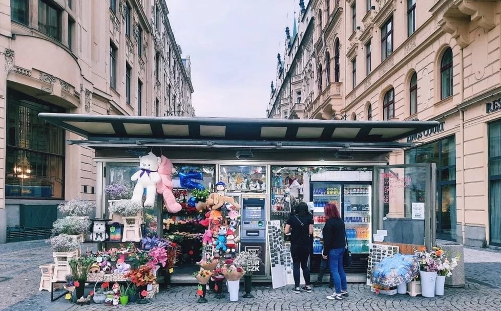 Adam_Scheinherr's tweet photo. Ilegální stánek u náměstí Republiky jsme vyměnili za stojany na kola. Uznejte sami, není to o poznání lepší? 🙂 https://t.co/FejRjOYo0H
