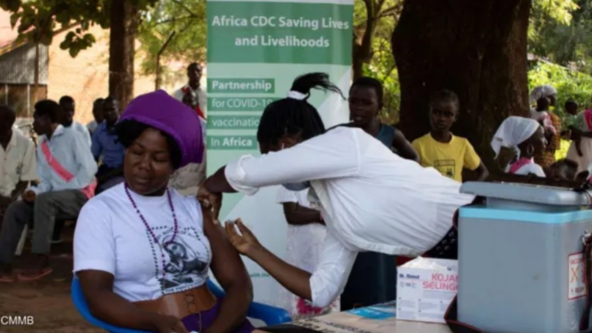 Problem: In South #Sudan, women were too busy managing their households to travel to COVID-19 vaccine sites.

Solution: <a href="/CMMBTweets/">CMMB</a> brought #VaccineDelivery to where the women spent time – churches. @GHRfoundation <a href="/sarajerving/">Sara Jerving</a> bit.ly/3rUTFcT