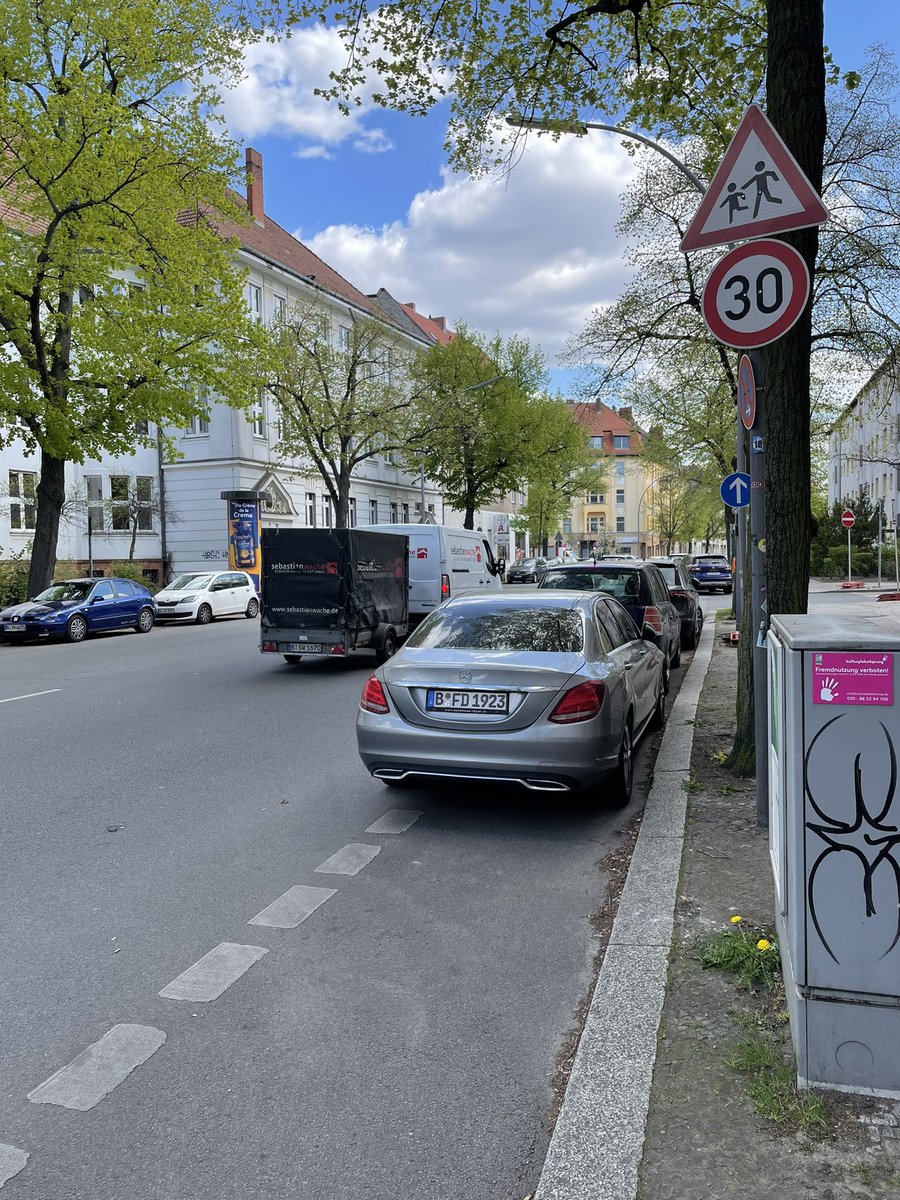 Warum endet der #Radweg gerade da, wo eine Grundschule ist und wo Kinder sind? 100m weiter beginnt eine für #Radfahrer freigegebene @BVG_Bus-Spur — es wäre so einfach. #Reinickendorf #Holländerstraße