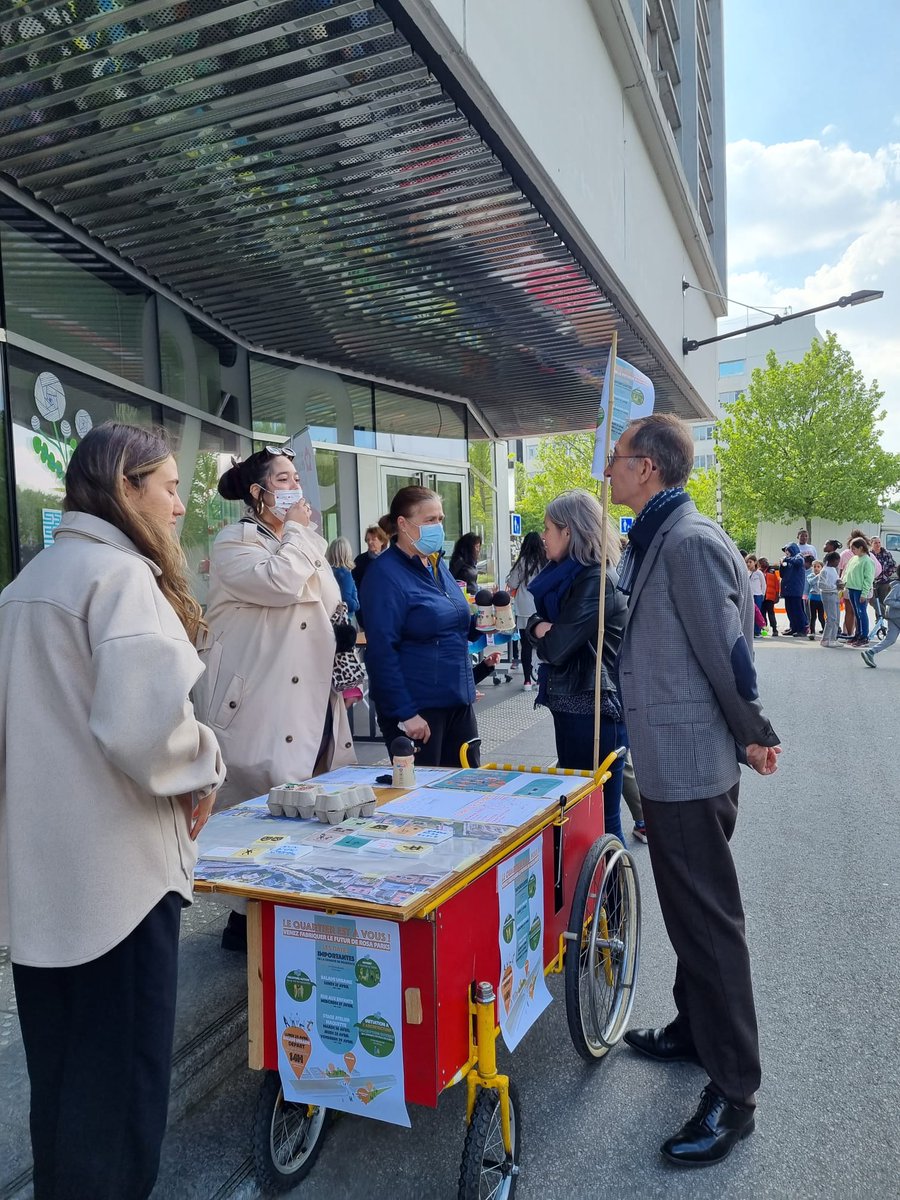 Nouvelle "Rue aux enfants" bd Macdonald avec le centre social et culturel Rosa Parks et les associations du quartier.
Au programme : lecture, jeux pour les enfants, réparation de vélos et échange de bons conseils sur les économies d'énergie.