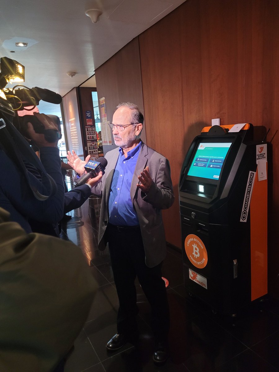 El Senador Gustavo Madero <a href="/GustavoMadero/">Gustavo Madero</a> realizando una compra de #Bitcoin en el cajero #BTC en el Senado de la República #Mexico 🇲🇽 <a href="/senadomexicano/">Senado de México</a> #CDMX  #fintech 🚀