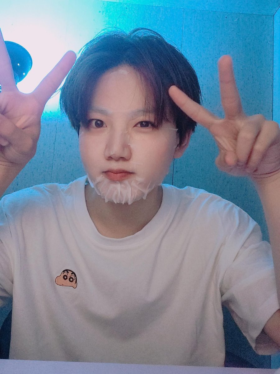 thxo99's tweet photo. 턱에 왕교자가있누 https://t.co/eOcJsfJcAF