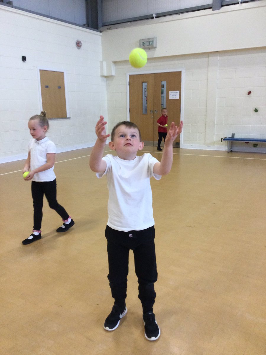 HGPAMrsWilliams's tweet photo. Investigating throwing in PE today. Which was easier to catch, the ball or the bib? “The ball is easier because it fits inside my hands” “The ball was harder because it comes down quickly.” #harrowgateacademy #harrowgatepe https://t.co/xUQmh6G0q0
