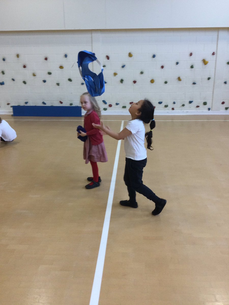 HGPAMrsWilliams's tweet photo. Investigating throwing in PE today. Which was easier to catch, the ball or the bib? “The ball is easier because it fits inside my hands” “The ball was harder because it comes down quickly.” #harrowgateacademy #harrowgatepe https://t.co/xUQmh6G0q0
