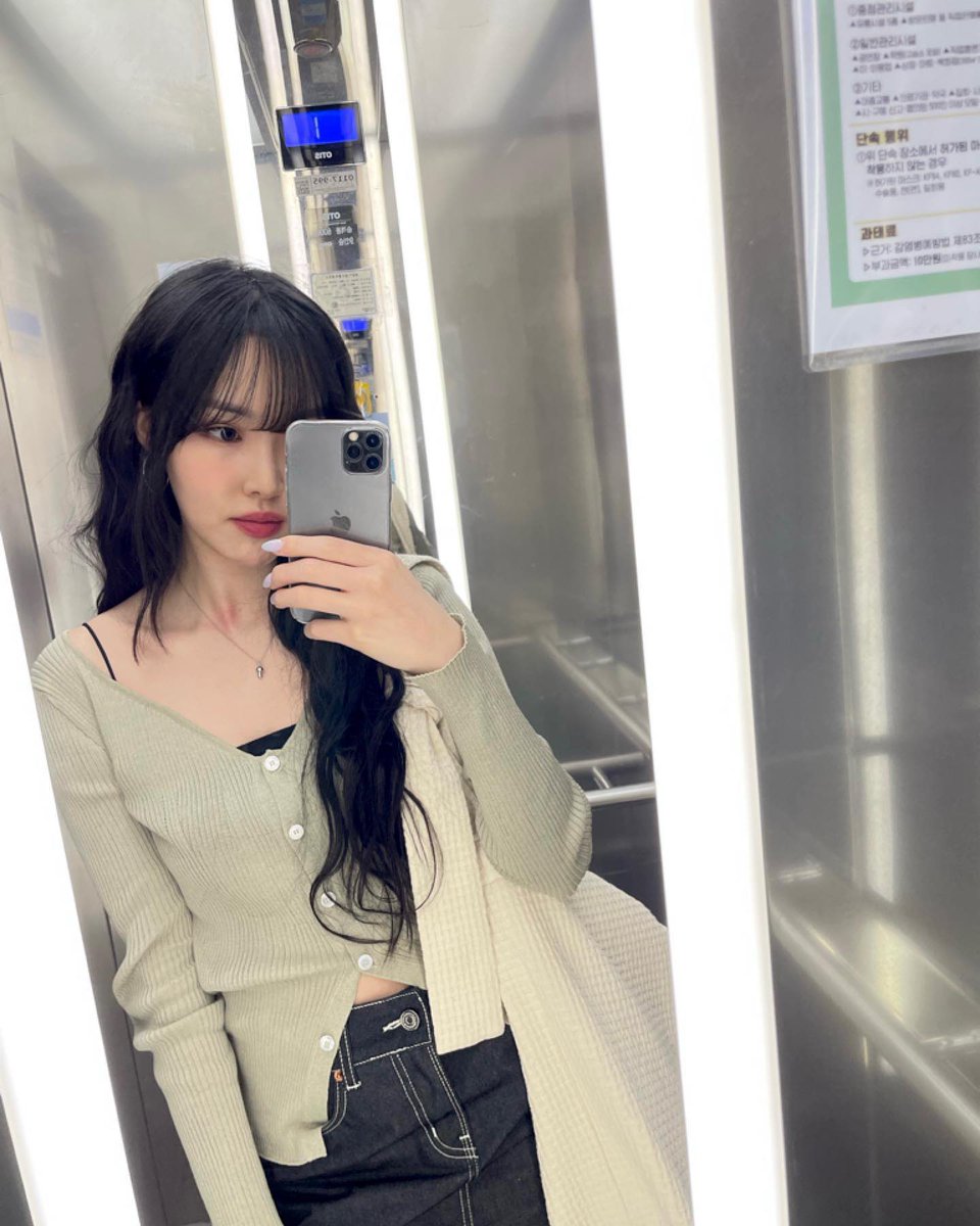 TurkeyYuju's tweet photo. 220427 | Yuju Instagram Güncellemesi.

“Yalnızca asansörde yalnızsanız çekmeniz mümkün olan selfie.” https://t.co/hcOA7Xhtqr