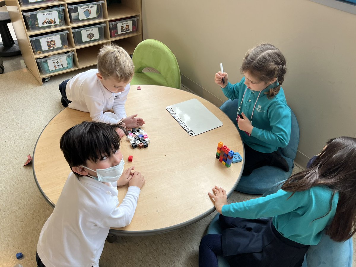 BISCLPYear1's tweet image. #LoyalLions are investigating what numbers between 20 and 30 can make equal groups of 5. What numbers do you think can make the groups of 5? #NAEBeAmbitious