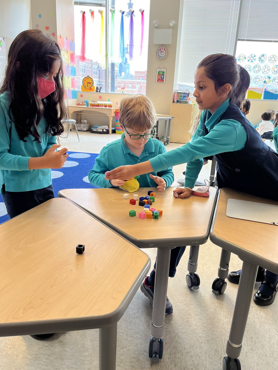 BISCLPYear1's tweet image. #LoyalLions are investigating what numbers between 20 and 30 can make equal groups of 5. What numbers do you think can make the groups of 5? #NAEBeAmbitious