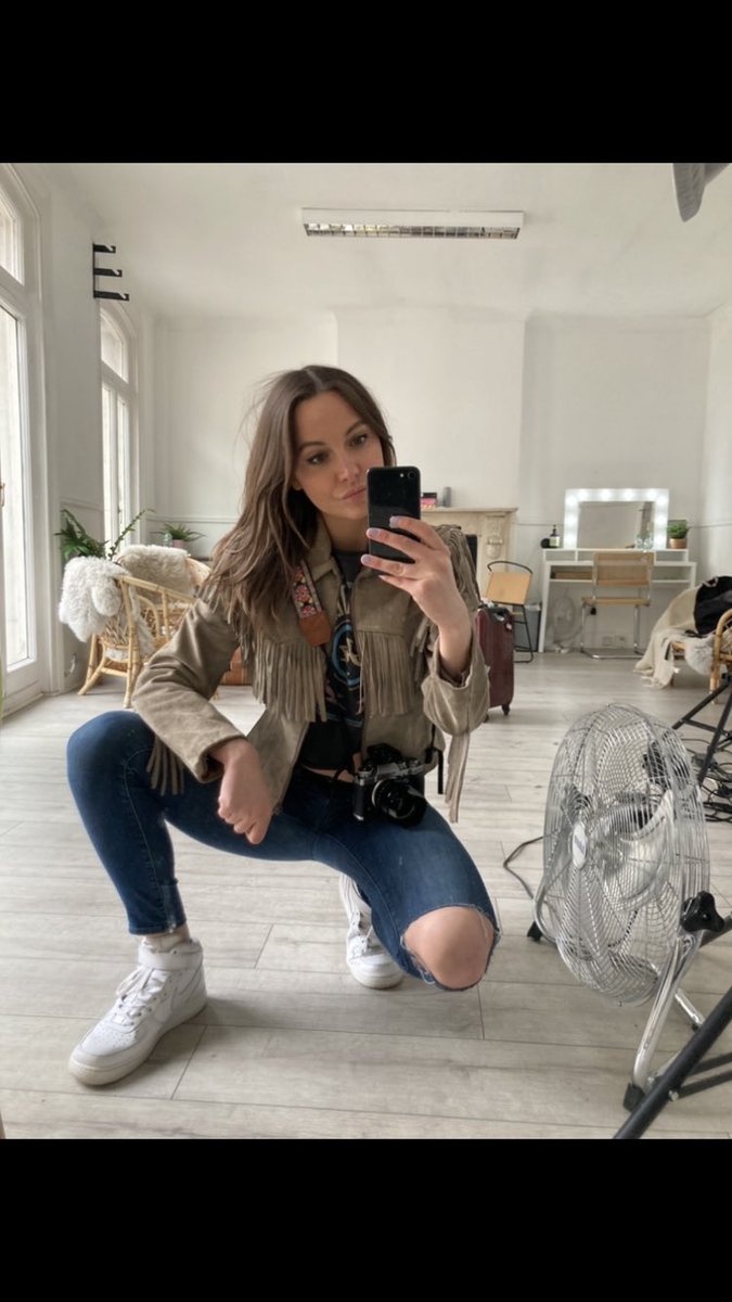 Gm guys! Testing out a new studio❤️ that’s a wrap 😙