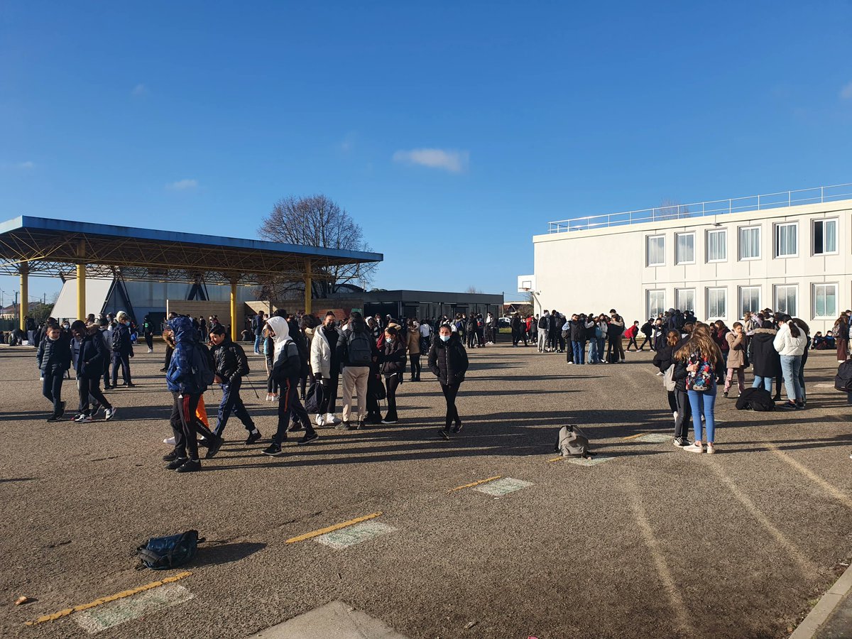 [ Albert Camus - atelier ] 

Les ateliers avec les équipes pédagogiques et les élèves du collège Albert Camus à Eysines continuent pour co-concevoir la future cour.
En avril, nous présenterons le projet final aux élèves et imaginerons ensemble les chantiers participatifs à venir.