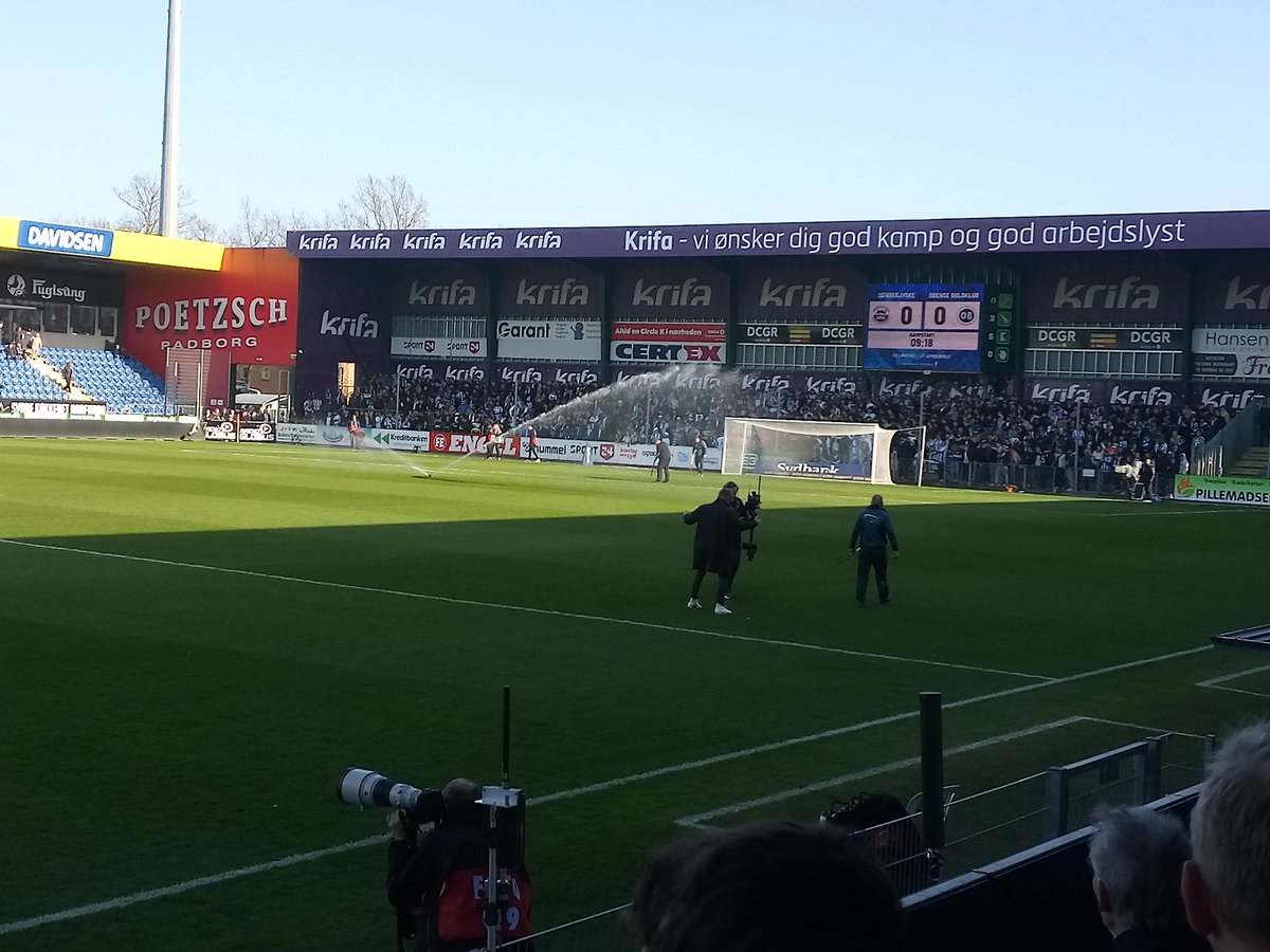 Sjaakwonderhaak's tweet image. Present at the game between @SEfodbold and @Odense_Boldklub . @FutbologyBENL @FutbologyApp #fathertodaughter #groundhopping