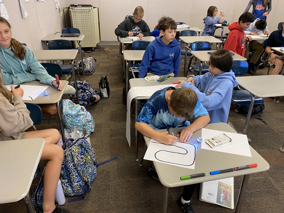 mrssjwitt's tweet photo. Exploring @Ozobot Evo in science class today! #BCBEfullSTEAMahead #baldwinproud https://t.co/U5xhOwrg1V