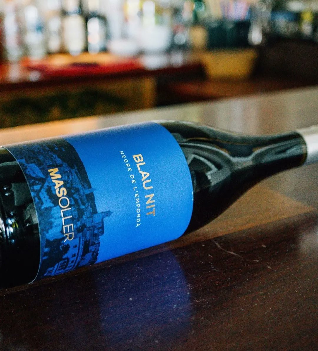 bodegasbio's tweet photo. Blau Nit se trata de un vino tinto elaborado a partir de las variedades de Garnacha y Syrah. Tiene un color de berenjena brillante, fruta roja y negra con toques de cerezas y algunas especias. 

https://t.co/HnIB6eNBVl

#altemporda #costabrava #doemporda #masoller #enologia https://t.co/P19CcVGawO