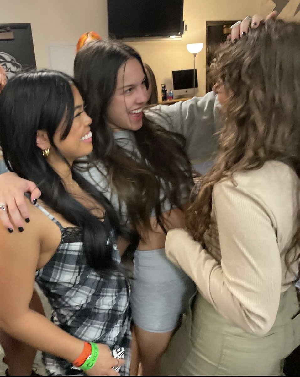 livrrygf's tweet image. there’s just something about livs castmates coming to support her that makes my heart go💓💓💓💓💓💓