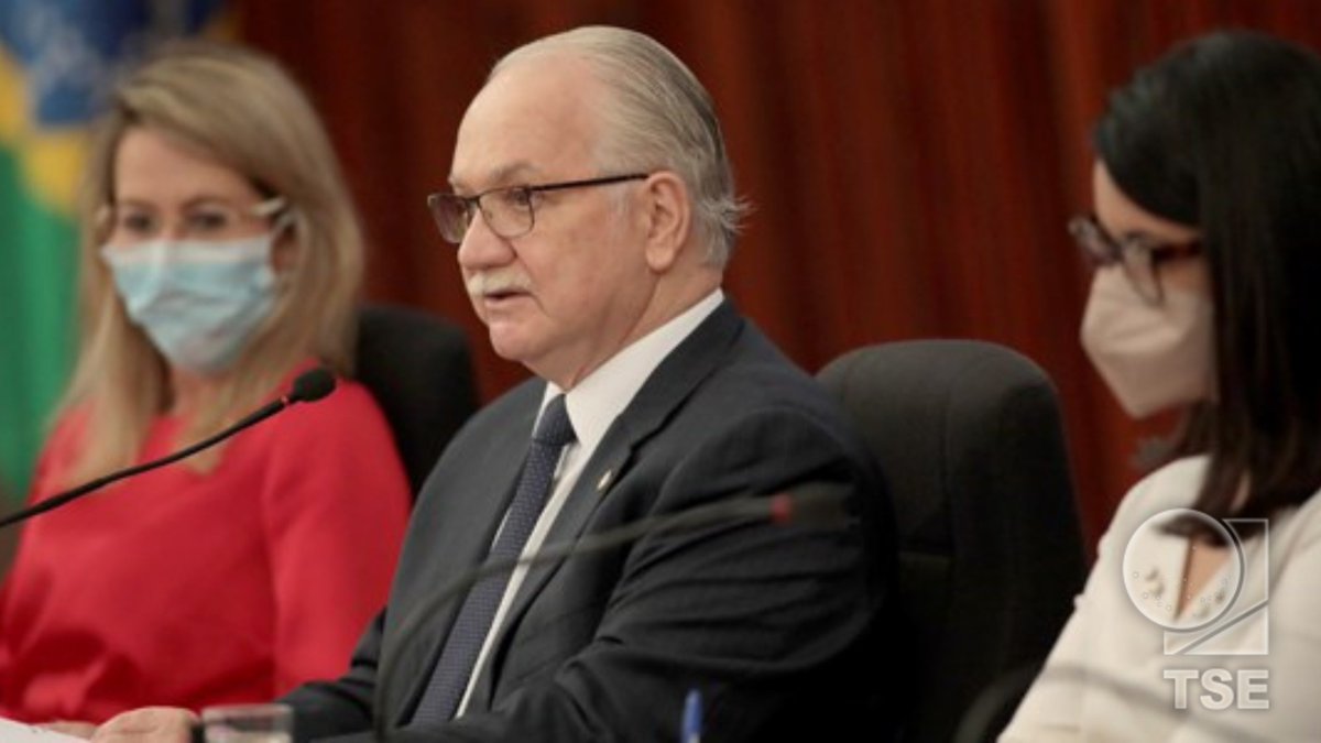 TSEjusbr's tweet photo. Ministro Edson Fachin propõe lista com duas advogadas e dois advogados para compor o @TSEjusbr. Os nomes a serem escolhidos para lista tríplice foram anunciados durante o seminário #ParticipaMulher, sobre a participação feminina na política: https://t.co/tx5hgmRxFn 👩🏻‍⚖️👩🏾‍⚖️ https://t.co/YVCz0k3Yqg