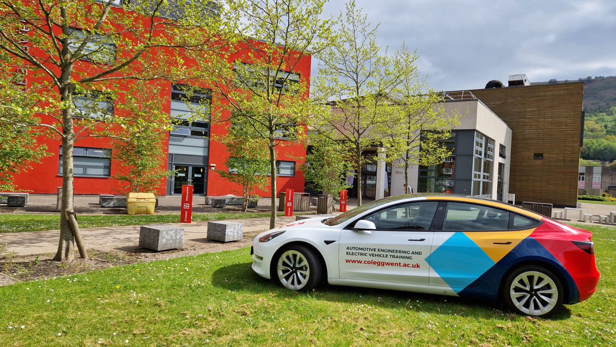 coleggwent's tweet photo. We are #open 👋🏼 Visit any #ColegGwent campus 5-7.30pm tonight to find out about our huge range of #courses, speak to tutors & view our vibrant campuses 🙂✨
#MakeIt happen at Coleg Gwent: https://t.co/eoxM2z5xTS #TopPerformingCollege https://t.co/gGJxtkHeRG