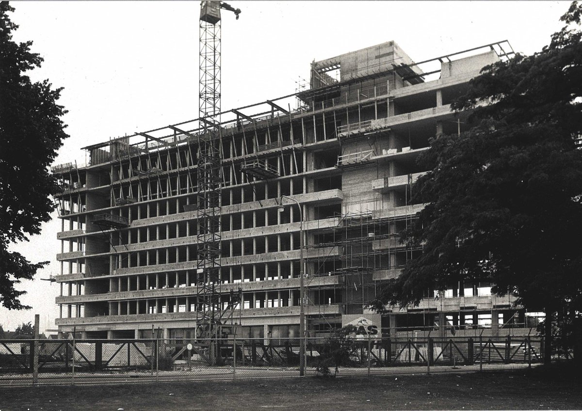 HotelWestpoint's tweet photo. Maanden lang zes dagen per week slopen levert in april 2022 dit kale betonnen skelet op. Zo'n 50 jaar geleden, in 1972, zag het gebouw er ook even zo uit https://t.co/1vJsM17DpA
