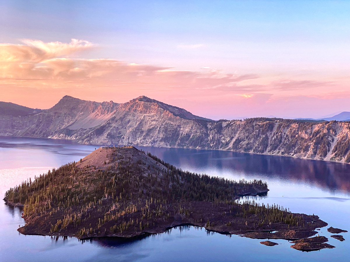 BrandonCase101's tweet image. Wizard Island and the infamous Witch’s Cauldron rising from the depths of Crater Lake just after #sunrise.