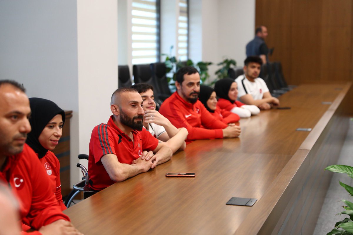 Özel ziyaretçilerim var 😊

Bugün, katıldıkları her turnuvadan madalyalarla dönerek ilçemizin adını uluslararası müsabakalarda gururla temsil eden “engel tanımayan” sporcularımızla bir araya geldik. 

Kendilerini tebrik ediyorum 👏