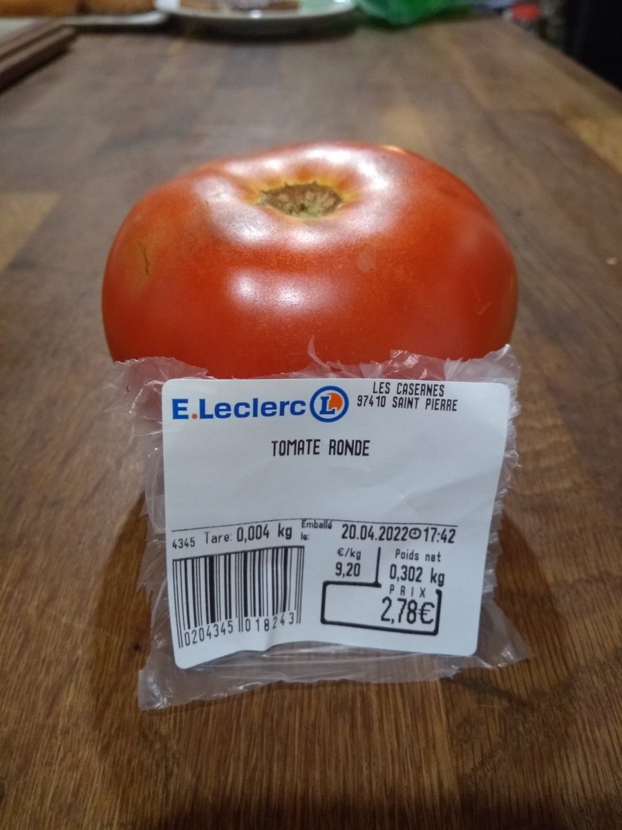 PatrickCuisine's tweet photo. Si celui qui jette une #tomate sur #EmmanuelMacron avait assez de force pour en jeter jusqu'à #LaReunion #974 ce serait cool, car à 10 euros le kg.... https://t.co/P8oPwpBaW8