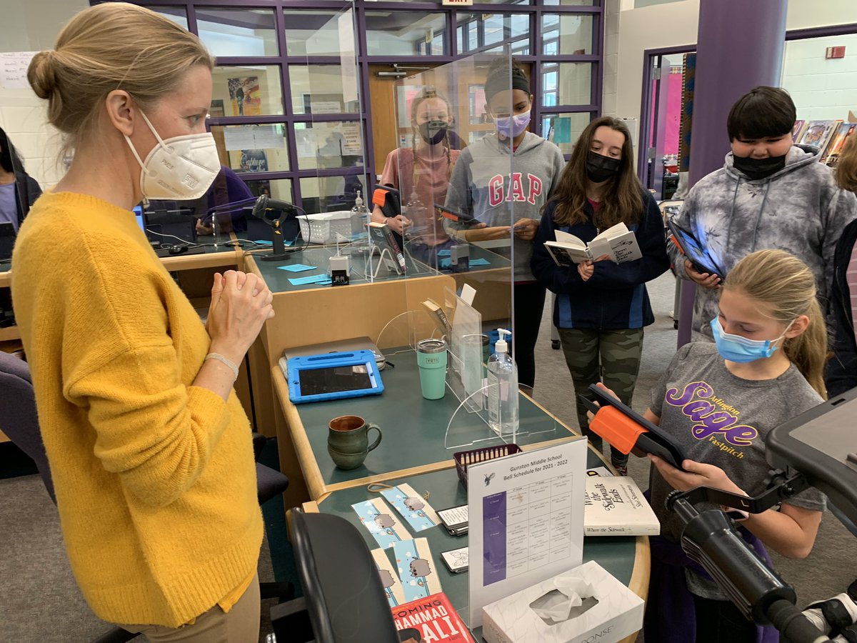 GunstonLibrary's tweet image. It’s Poem in Your Pocket Day at the Gunston Library! Students are stopping by to read us a poem - either one students wrote or found. Readers get a poetry themed prize to celebrate. @APSLibrarians @APSGunston @APS_ELA @Gunston_PTA Great way to end National Poetry Month!