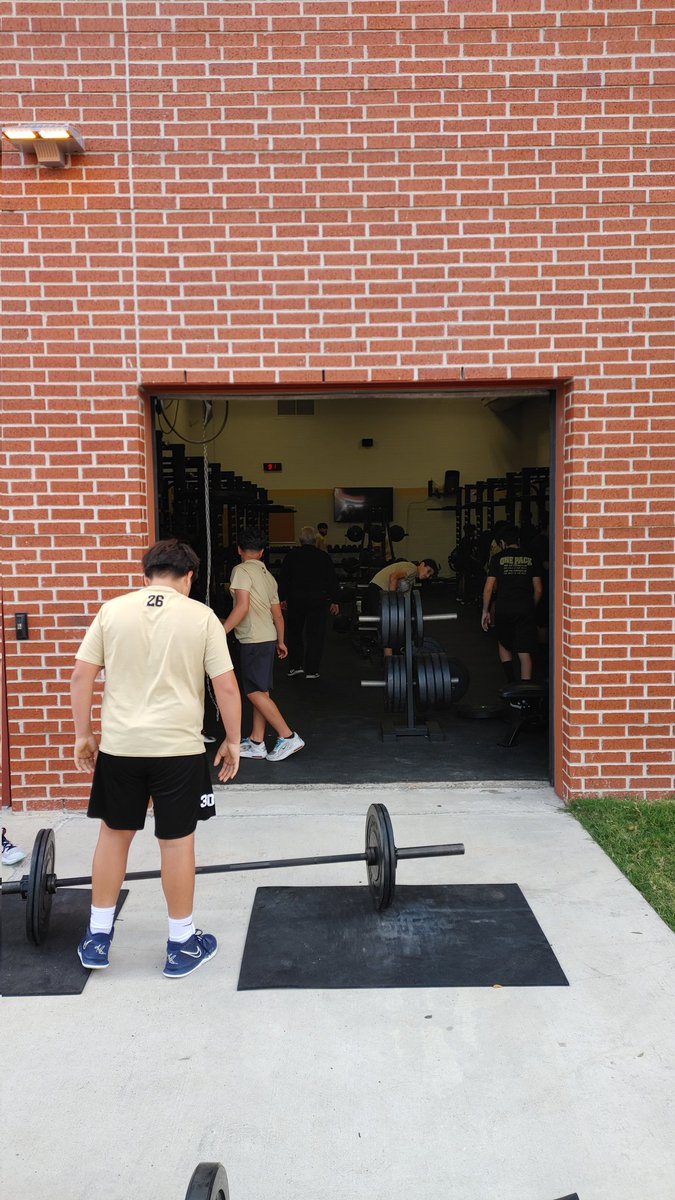 TrojanPrideFtbl's tweet photo. Our Future Trojans were working hard in the weight room this morning! @CMSatSP_Wolves 
#TrojanPride🔵🟡 https://t.co/rVxgXqPty9