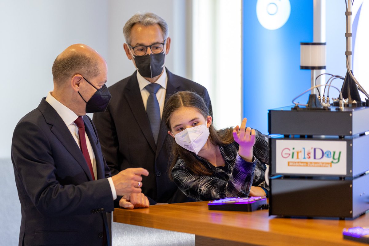 Für mehr Mädchen in #MINT-Berufen: @Bundeskanzler Scholz eröffnet den #GirlsDay im ⁦<a href="/basecamp_debate/">BASECAMP_digital</a>⁩. Im Auftrag von ⁦<a href="/telefonica_de/">Telefónica Germany</a>⁩ haben wir zusammen mit Schülerinnen eine Anlage gebaut, die zeigt, wie 5G funktioniert. 💪👧