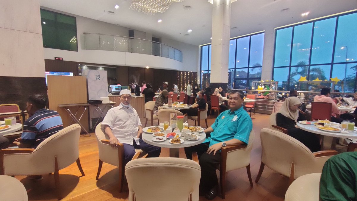 PPKMERBOK's tweet photo. Majlis Iftar bersama keluarga PPK Merbok mengeratkan lagi silaturahim antara kami ❤️ salam 25 Ramadhan 1443h.

#LPPMalaysia
#LPPKedah
#PerkasaPeladang
#Ramadhan https://t.co/wLbb5q9t5A
