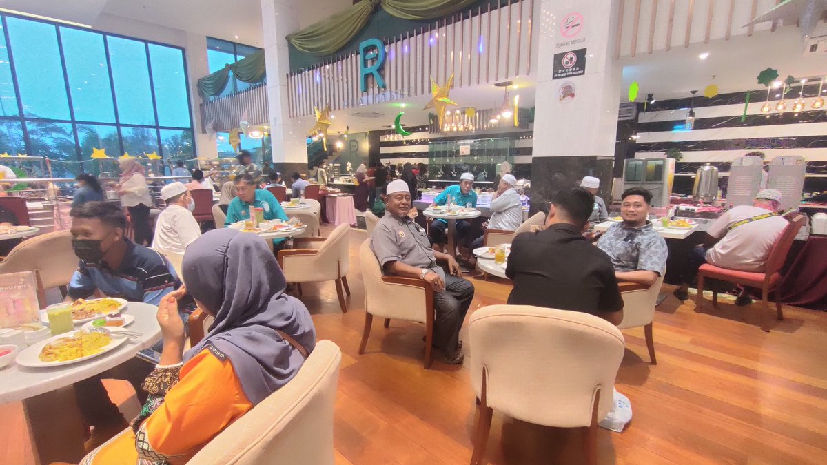 PPKMERBOK's tweet photo. Majlis Iftar bersama keluarga PPK Merbok mengeratkan lagi silaturahim antara kami ❤️ salam 25 Ramadhan 1443h.

#LPPMalaysia
#LPPKedah
#PerkasaPeladang
#Ramadhan https://t.co/wLbb5q9t5A