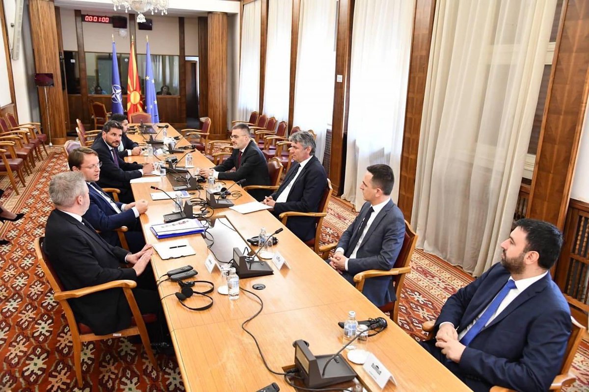 Good exchange with Commissioner <a href="/OliverVarhelyi/">Oliver Varhelyi</a>. I thanked him for his efforts for 🇲🇰 to start 🇪🇺 accession talks. I stressed my full commitment to supporting a solution with 🇧🇬 and EU reforms to build a state that ensures full social and political equality for all citizens.