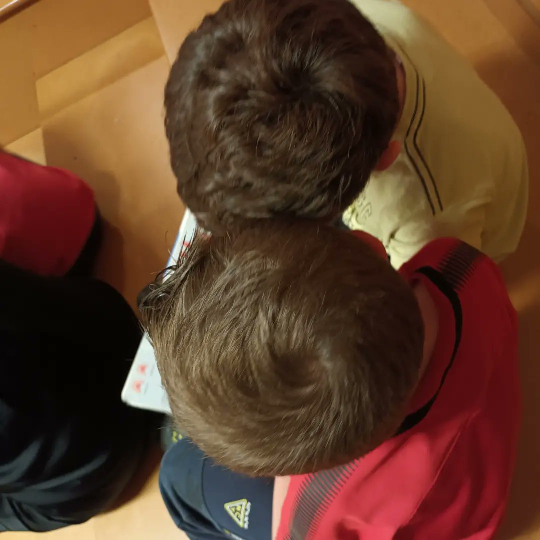 ie_martamata's tweet photo. Els infants de 5 anys hem anat a la Biblioteca del Barri de Montserrat a fer el tancament del projecte "llegir ens porta lluny" on la Sònia ens ha tornat a transportar a mons imaginaris explicant-nos contes. Moltes gràcies.
#Bibstorello
#InfIEMM https://t.co/m1EgNBLqnJ