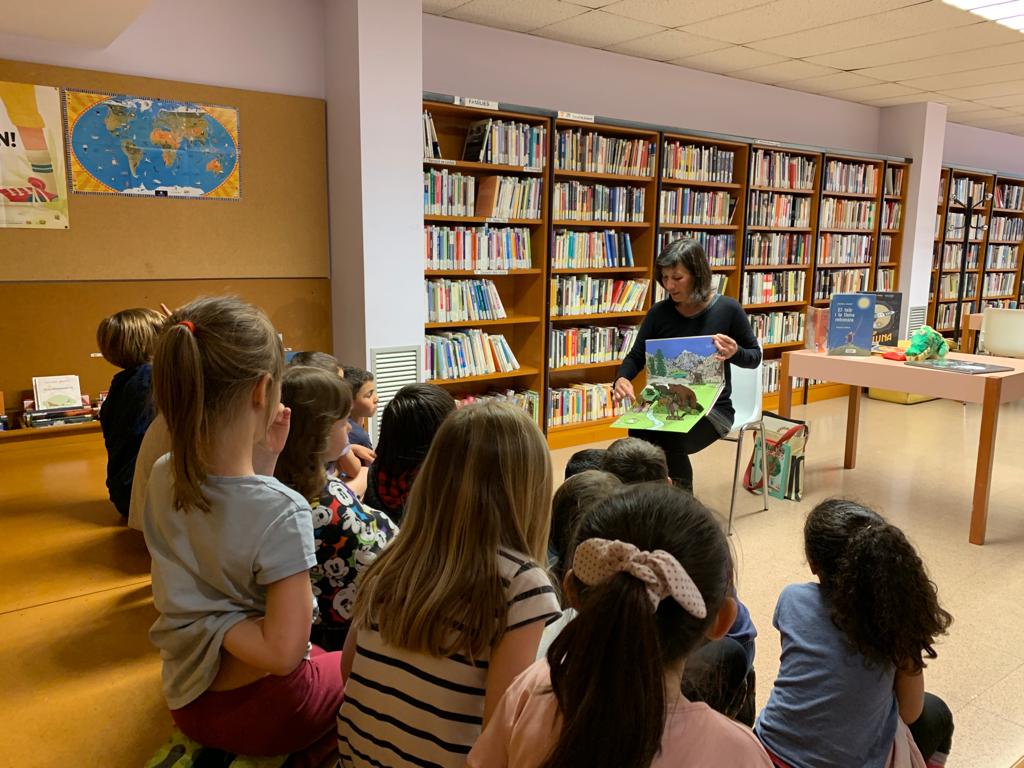 ie_martamata's tweet photo. Els infants de 5 anys hem anat a la Biblioteca del Barri de Montserrat a fer el tancament del projecte "llegir ens porta lluny" on la Sònia ens ha tornat a transportar a mons imaginaris explicant-nos contes. Moltes gràcies.
#Bibstorello
#InfIEMM https://t.co/m1EgNBLqnJ