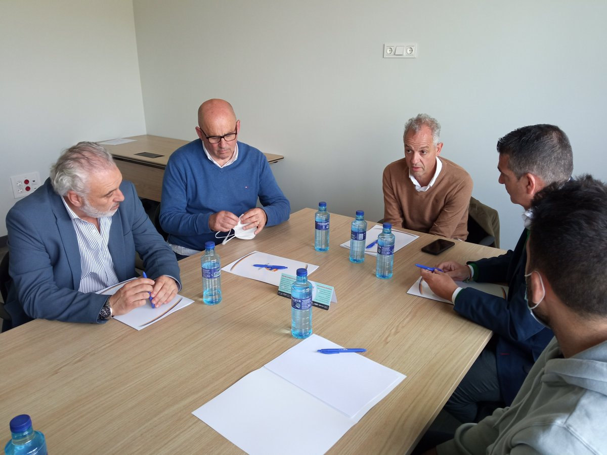 asturfutbol's tweet photo. David Gutiérrez, el nuevo Presidente del Comité Nacional de entrenadores ha visitado la sede de @asturfutbol y ha podido presentarse ante los técnicos de los equipos asturianos de Segunda RFEF https://t.co/N1jCWOcJRU
