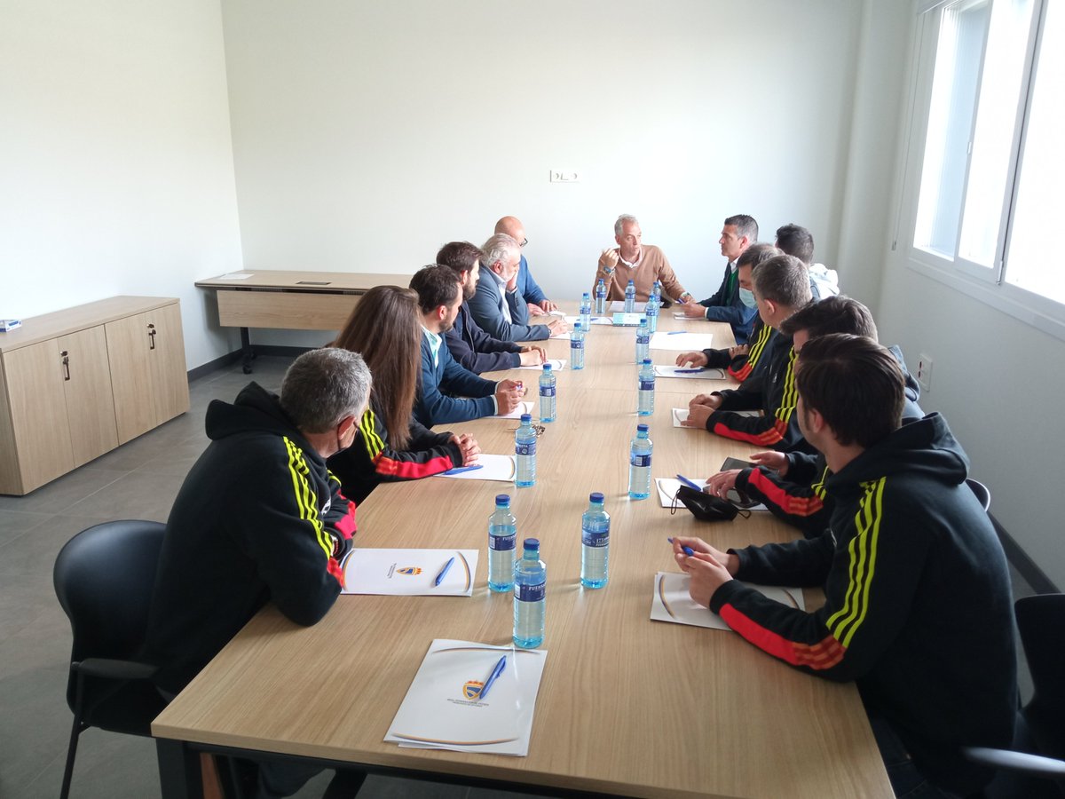 asturfutbol's tweet photo. David Gutiérrez, el nuevo Presidente del Comité Nacional de entrenadores ha visitado la sede de @asturfutbol y ha podido presentarse ante los técnicos de los equipos asturianos de Segunda RFEF https://t.co/N1jCWOcJRU