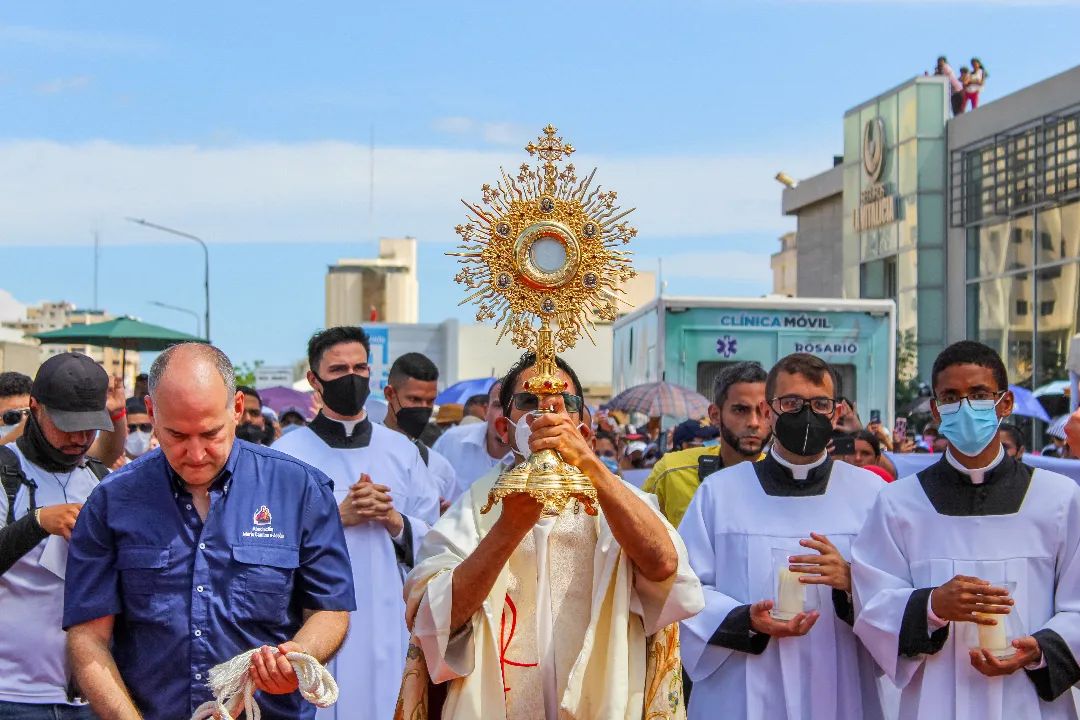 UNICAeduve's tweet photo. 🎥 RESÚMEN FOTOGRÁFICO 5: FESTIVIDAD DE LA DIVINA MISERICORDIA ||
Te presentamos el resumen fotográfico de la Procesión del Cristo de la Divina Misericordia y Santa Eucaristía presidida por el Pbro. Dr. Eduardo Ortigoza #RectorUNICA el pasado Domingo 24 de Abril. https://t.co/IsiIAO4Sem