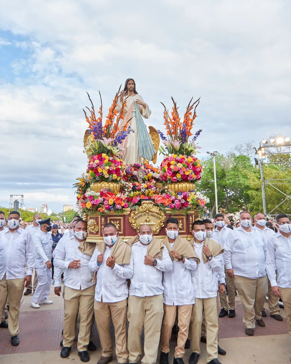 UNICAeduve's tweet photo. 🎥 RESÚMEN FOTOGRÁFICO 5: FESTIVIDAD DE LA DIVINA MISERICORDIA ||
Te presentamos el resumen fotográfico de la Procesión del Cristo de la Divina Misericordia y Santa Eucaristía presidida por el Pbro. Dr. Eduardo Ortigoza #RectorUNICA el pasado Domingo 24 de Abril. https://t.co/IsiIAO4Sem