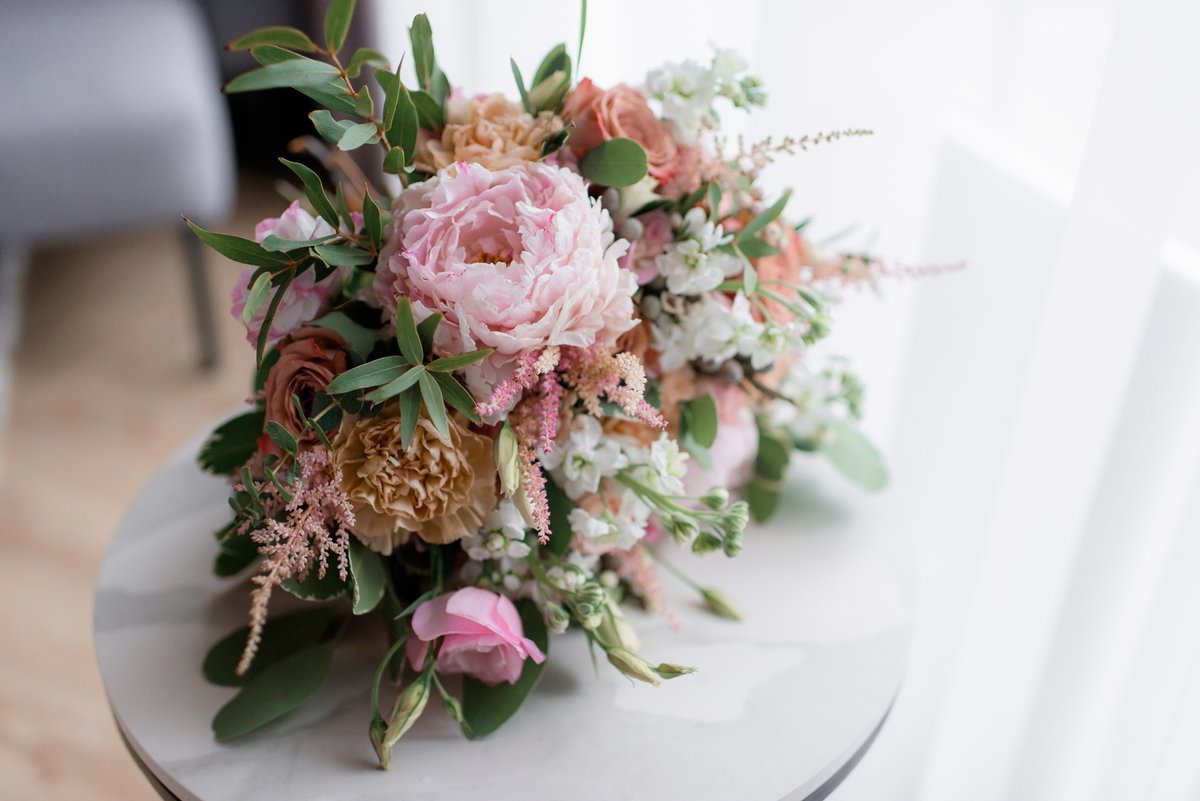 greenchoiceflow's tweet photo. What a great idea for a spring/boho wedding arrangement! What do you think?

#Greenhoiceflowers #weddingdecor #bohowedding #peony #foliages #whiteflowers #roses #eucalyptus #weddingseason #bohostyle #weddingbouquet #brightbouquet #weddingideas #freshcutflowers #floraldesigner https://t.co/ny8qQsRb7V