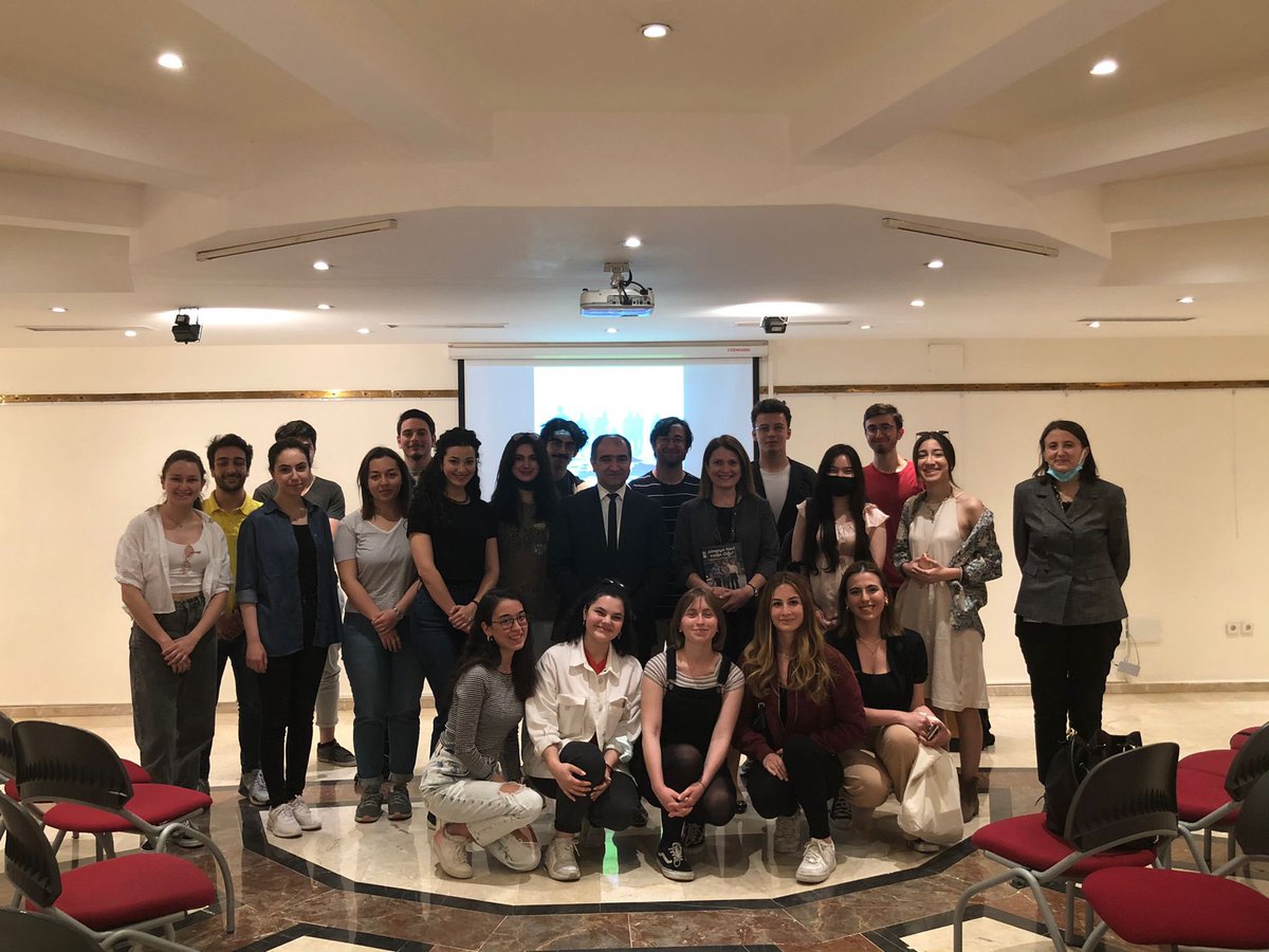 ozcelik_gulum's tweet photo. Göç Konuşmalarını çok güzel bir konferansla tamamladık. Sn  @OezcanMutlu’ya samimi açıklamaları, sevgili öğrencilerime tartışmaya yön veren soruları için çok teşekkürler! https://t.co/ERKIR18Icb