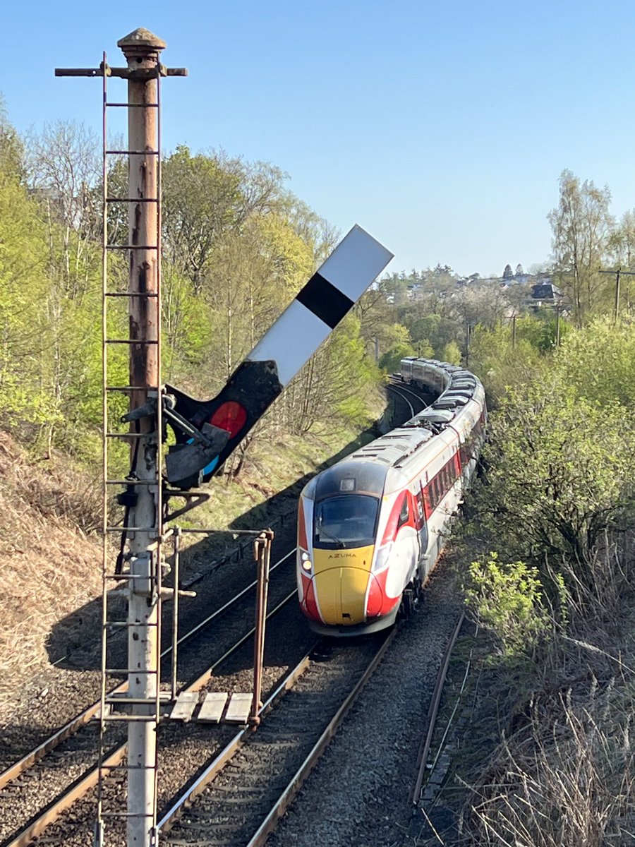 ⁦<a href="/LNER/">London North Eastern Railway</a>⁩ the Highland Chieftain on time and looking good this evening at Dunblane