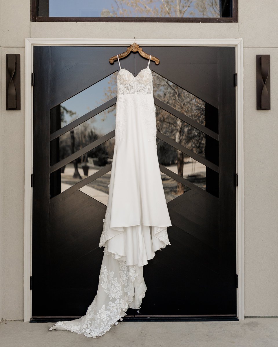 Jennings_Trace's tweet photo. Stunning dress for a stunning bride! We got all the best spots for you to take photos that will last a lifetime 😍 Schedule a tour today!
Photographer: Brandi Doleman Photography https://t.co/wb8Jh79FoO